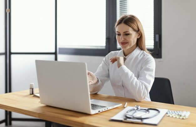 Quer falar com dermatologista online? Conheça alternativas