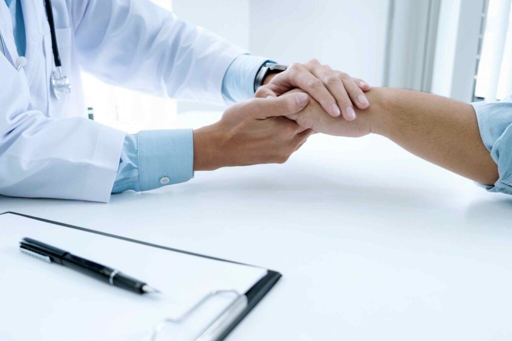médico examinando mão de paciente que pode ter guillain barré