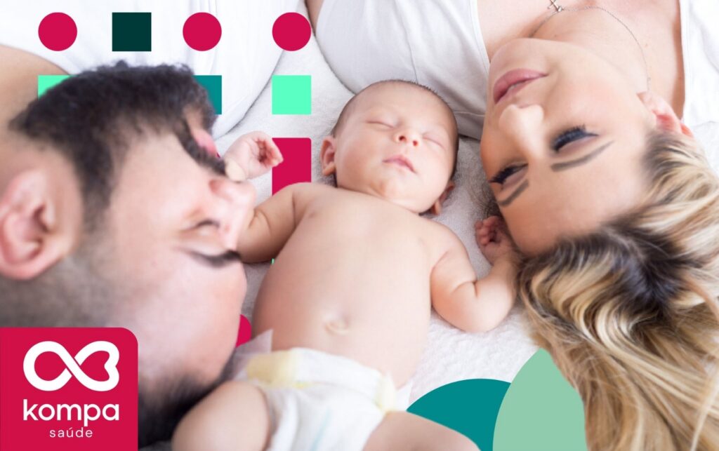 Recém nascido deitado com sua mãe e seu pai