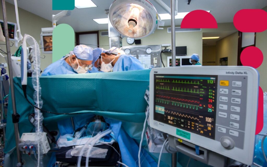 médicos realizam uma cirurgia