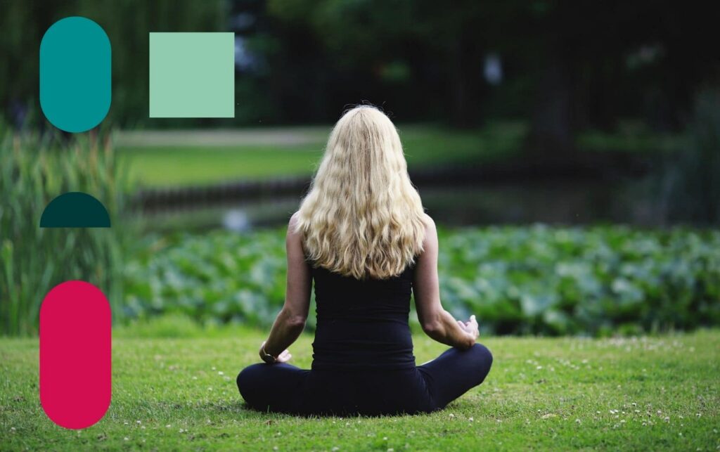 mulher de costas fazendo meditação