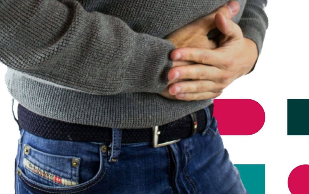 homem com as mãos na barriga
