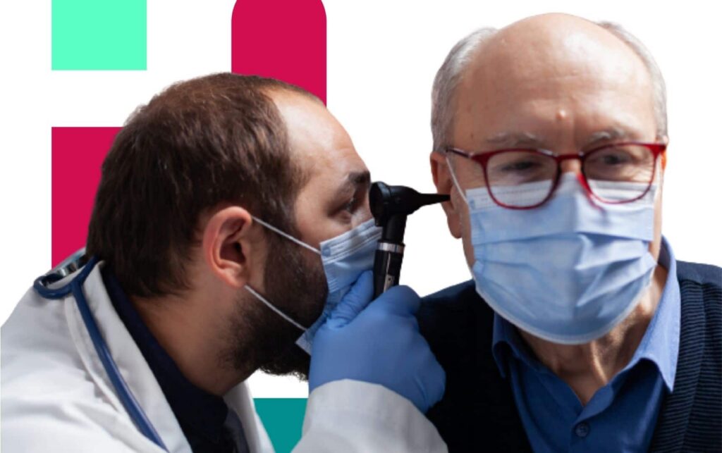 médico analisando ouvido de paciente