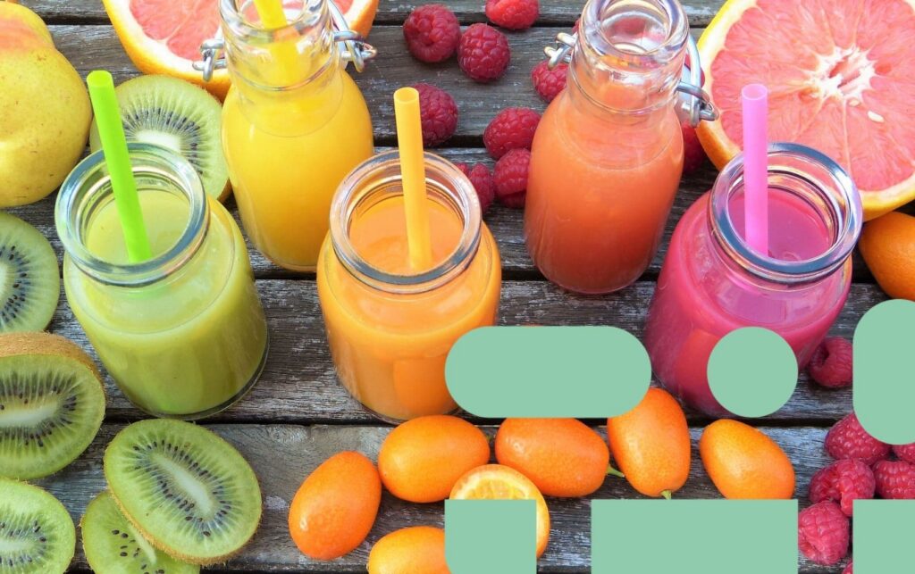 três jarras de suco