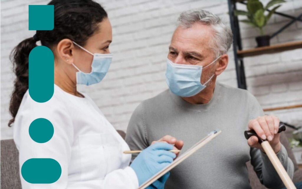 médica conversando com paciente