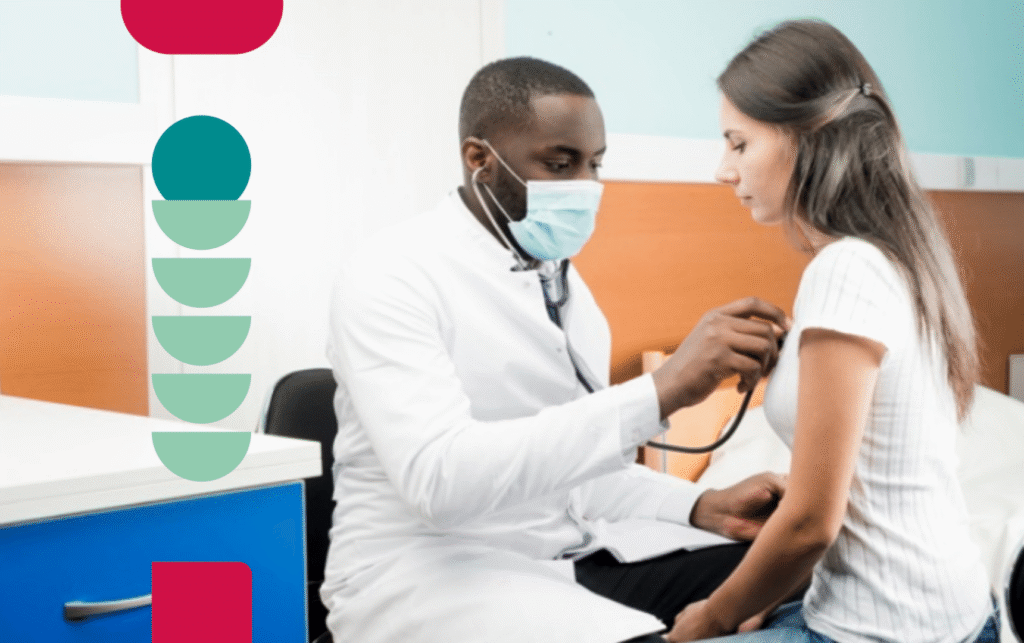 médico usando estetoscópio em paciente