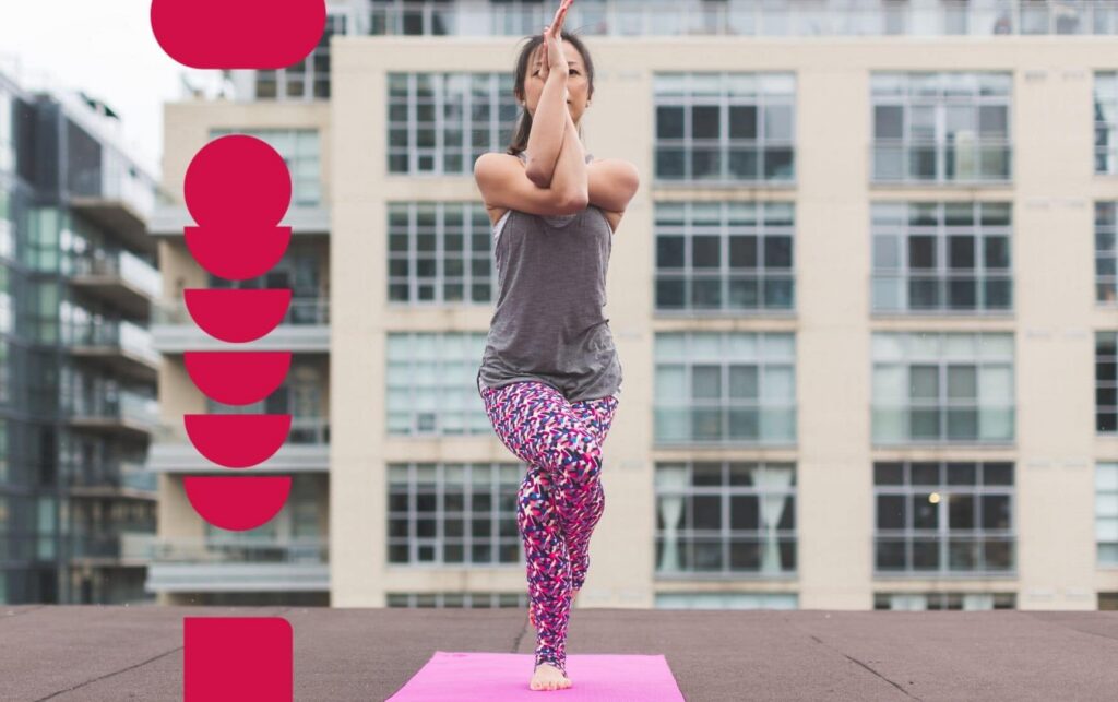 mulher fazendo alongamento