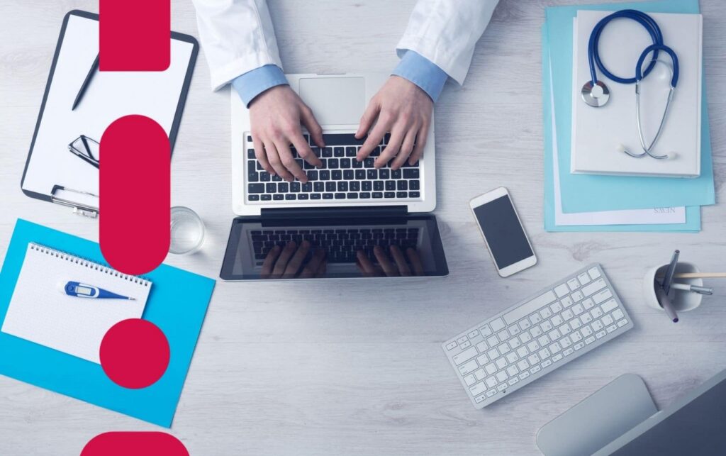 médico mexendo no computador
