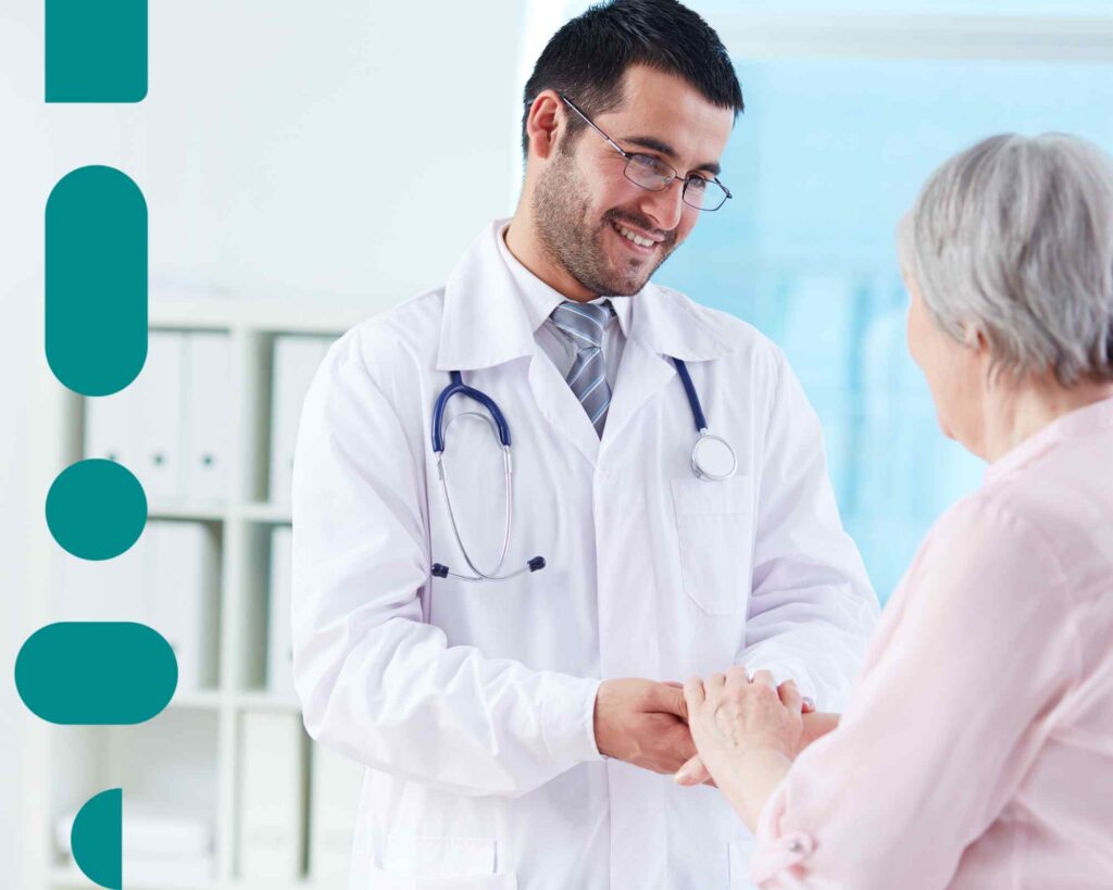 Médico ajudando uma idosa, trazendo a ideia de frequência