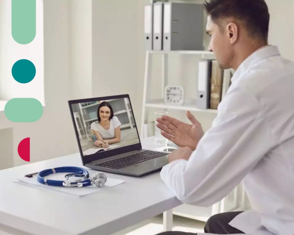 médico fazendo uma orientação através de um laptop