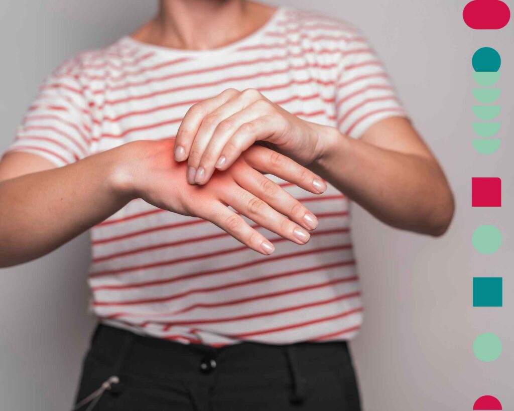 Mulher com dor na mão por conta da Osteoartrite