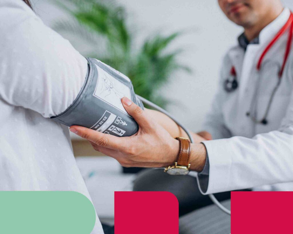 Médico chegando a pressão, para evitar a Hipotensão
