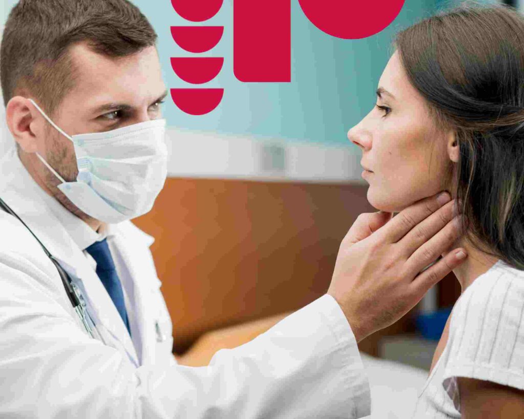Médico examinando garganta para evitar laringite